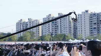 歌曲演唱,城市,衣服,树木,高楼,全景,景观