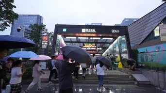 旅拍风景,家具,配音,知识,衣服,树木,伞,全景