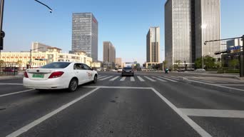 生活日常,配音,美景,逛街,车,高楼,树木,人行横道,全景,通用汽车大厦