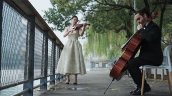乐器演奏,配音,知识,衣服,树木,全景