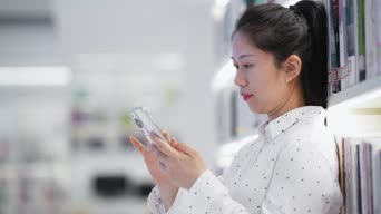 经典语录,拍照,女神,微胖女生,衣服,用手机,全景