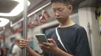 配音,养生健康,知识,衣服,手机,地铁内,全景