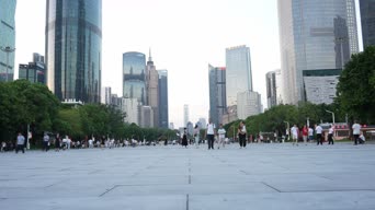 旅拍风景,篮球,城市,高楼,衣服,树木,广场,全景