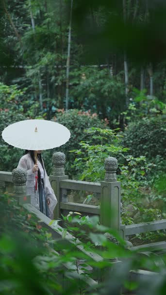 美女帅哥,配音,植物,树木,伞,衣服,全景