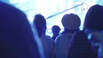 配音,衣服,全景